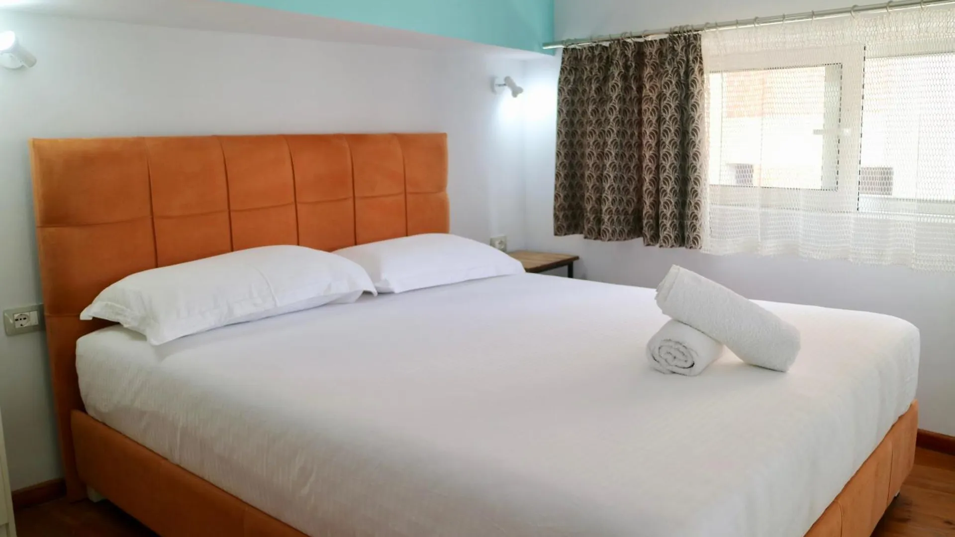 Crown Deluxe Apartments Sarande