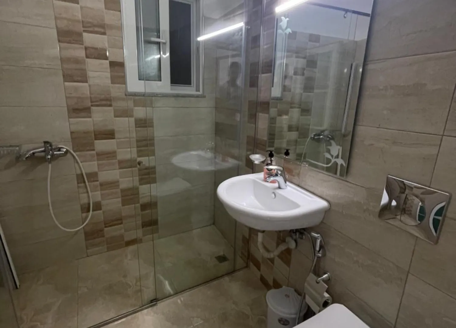 Crown Deluxe Apartments Sarande